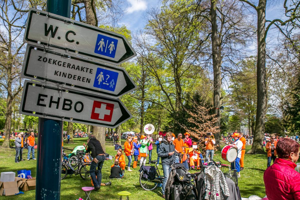 Koningsdag 2015 in de binnenstad in 't Valkenberg aan het begin van de middag.