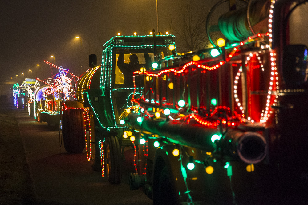 Prinsenbeek neemt vol gloed afscheid van 2016 met de sfeervolle lichtjestocht.