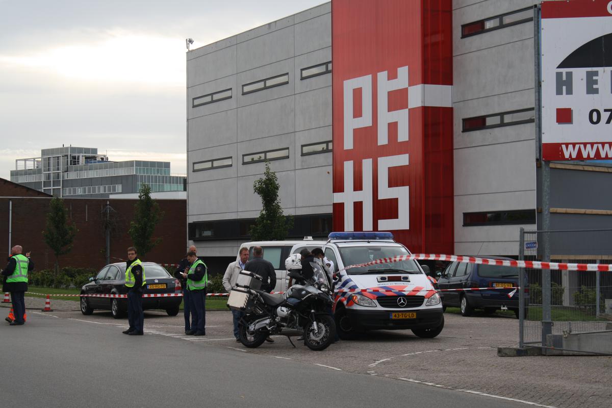 De politie trof het stoffelijk overschot van een man aan in de fietsenkelder van de NTHV aan de Reduitlaan foto Serge Mouthaan