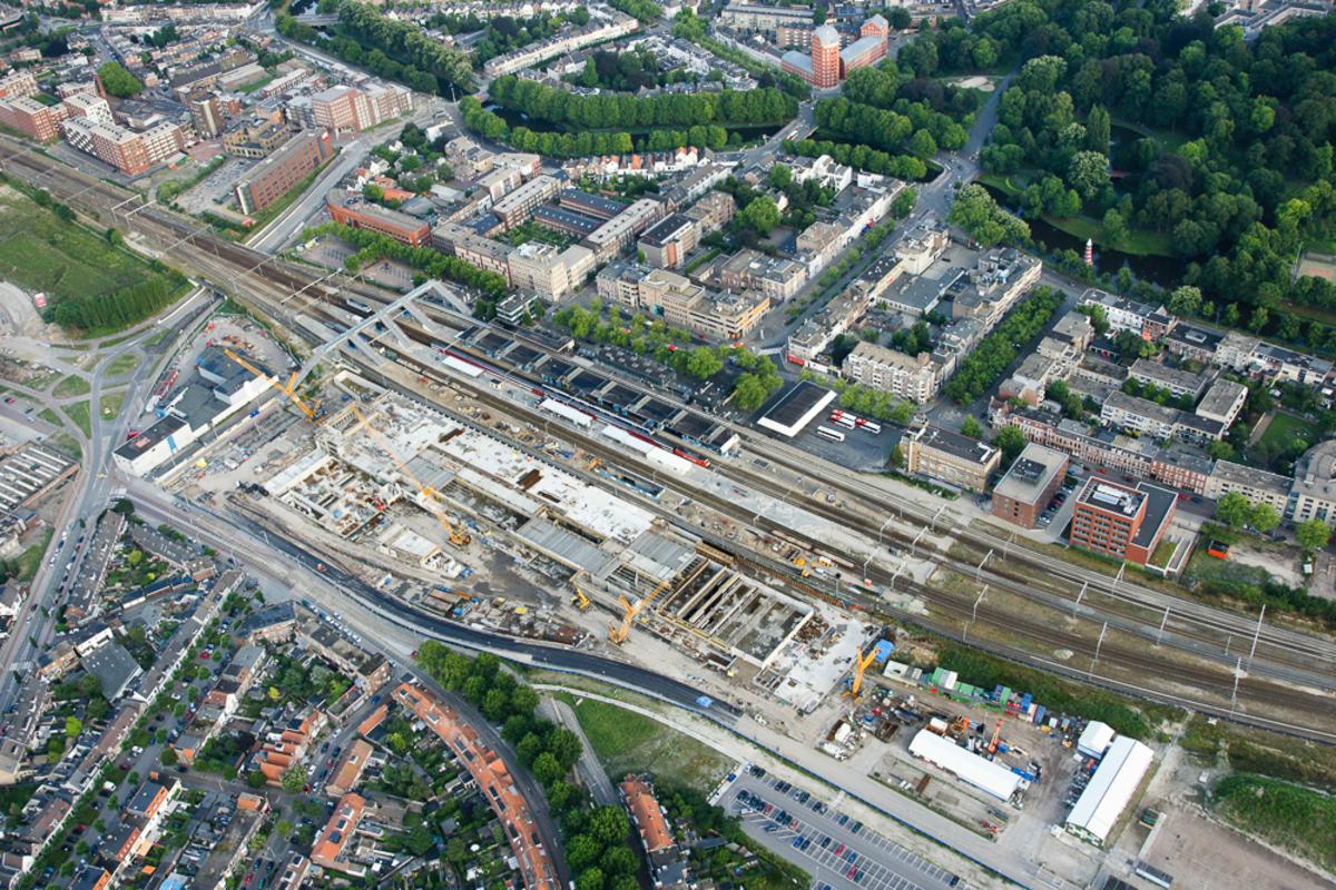 Het nieuwe station in aanbouw. foto Maj-Britta de Ruiter / Ad Ballon