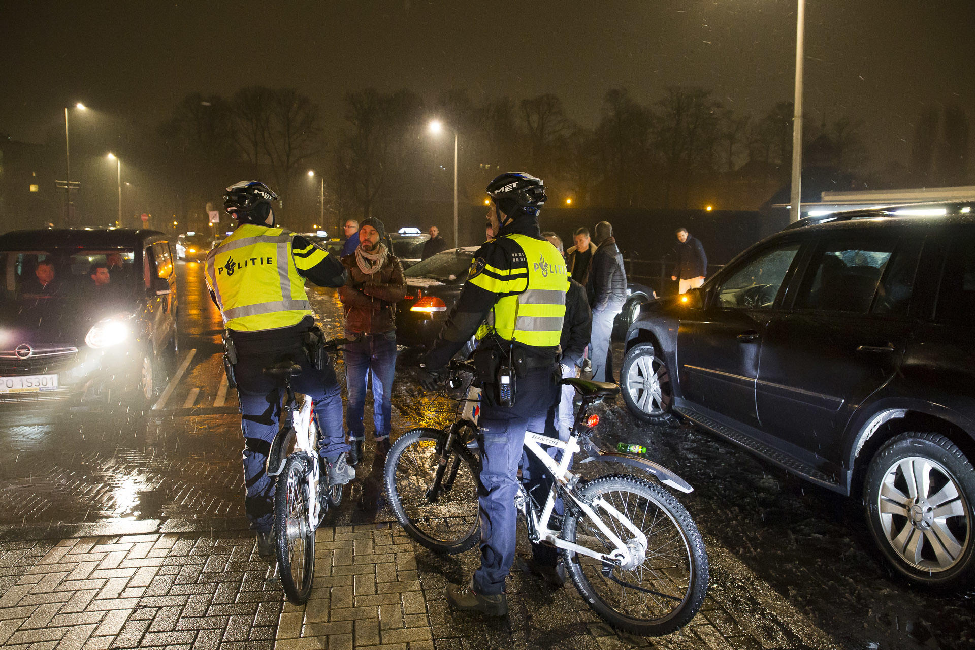 Protesterenden taxichauffeurs blokkeren de weg rond de Nieuwe Prinsenkade.