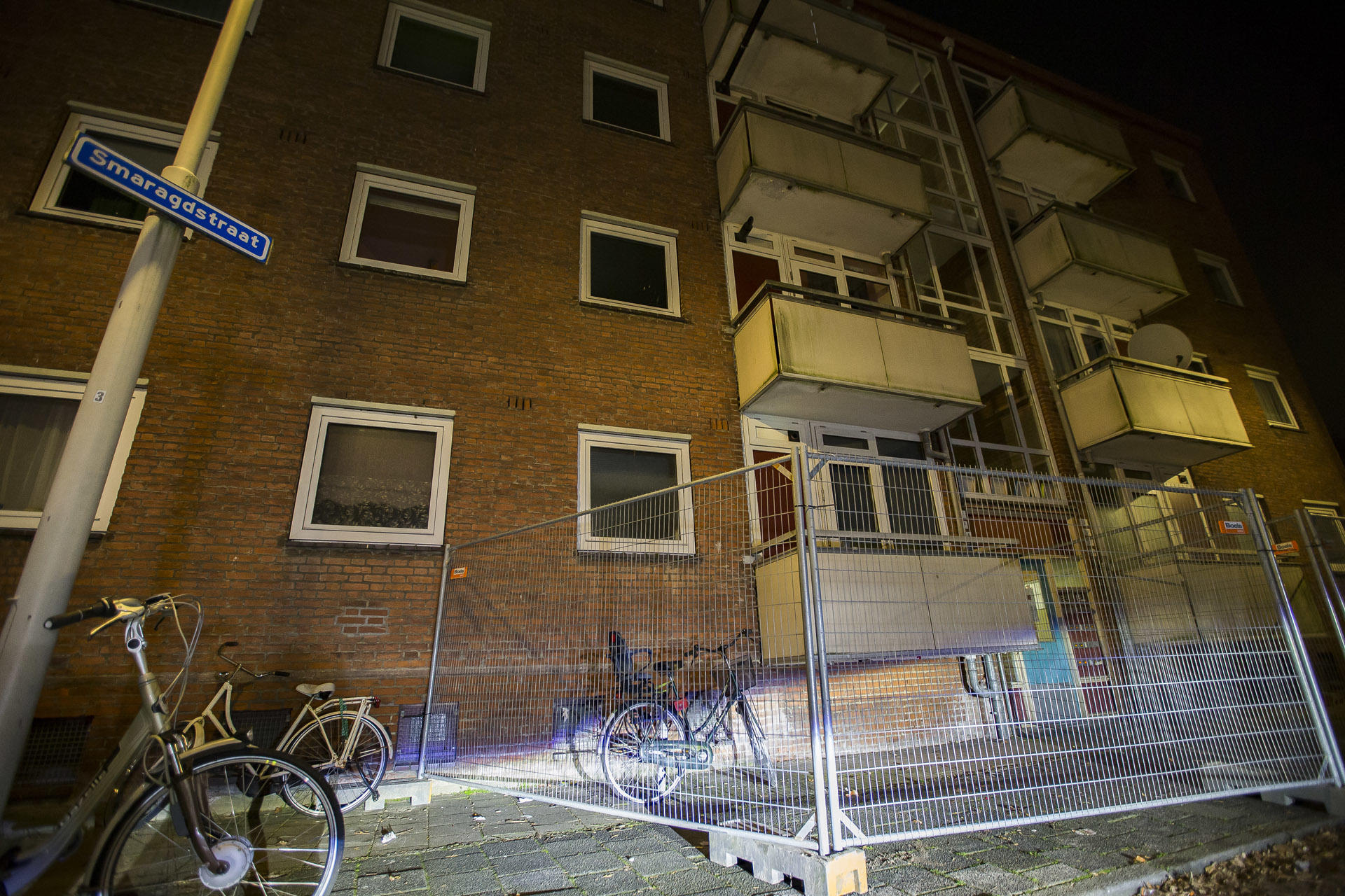 Balkons aan de Smaragdstraat in Breda zijn afgezet.