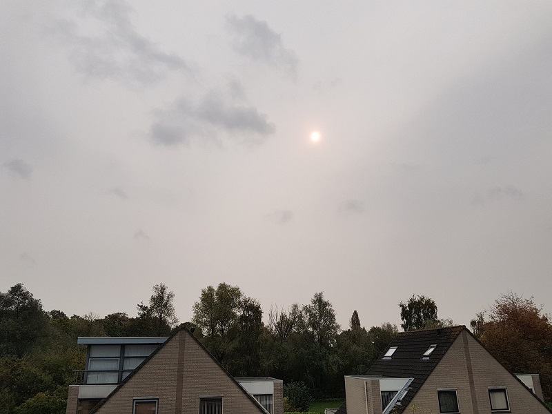 Oranje zon overdag boven Breda