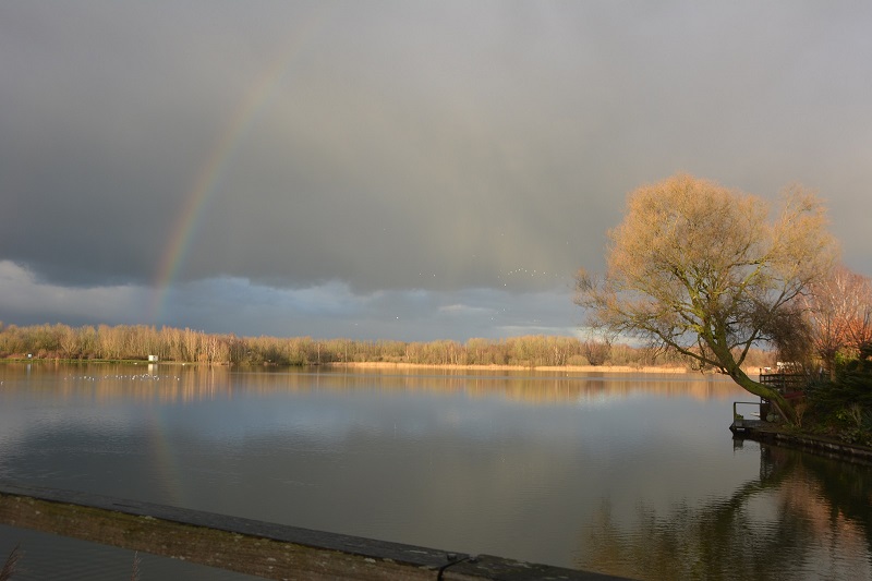 Buienwolk, Cb, met regenboog en witte virga