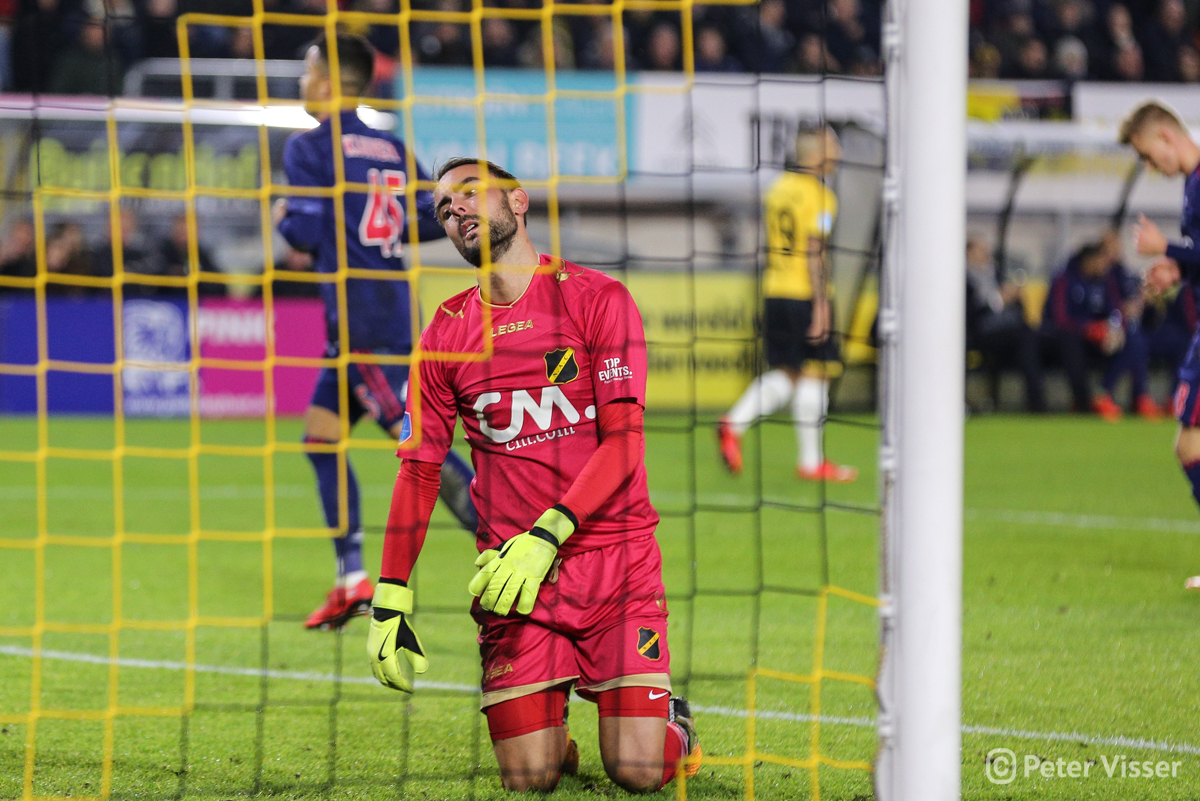 NAC gaat kopje onder tegen Ajax. Met rust stond het al 0-5.