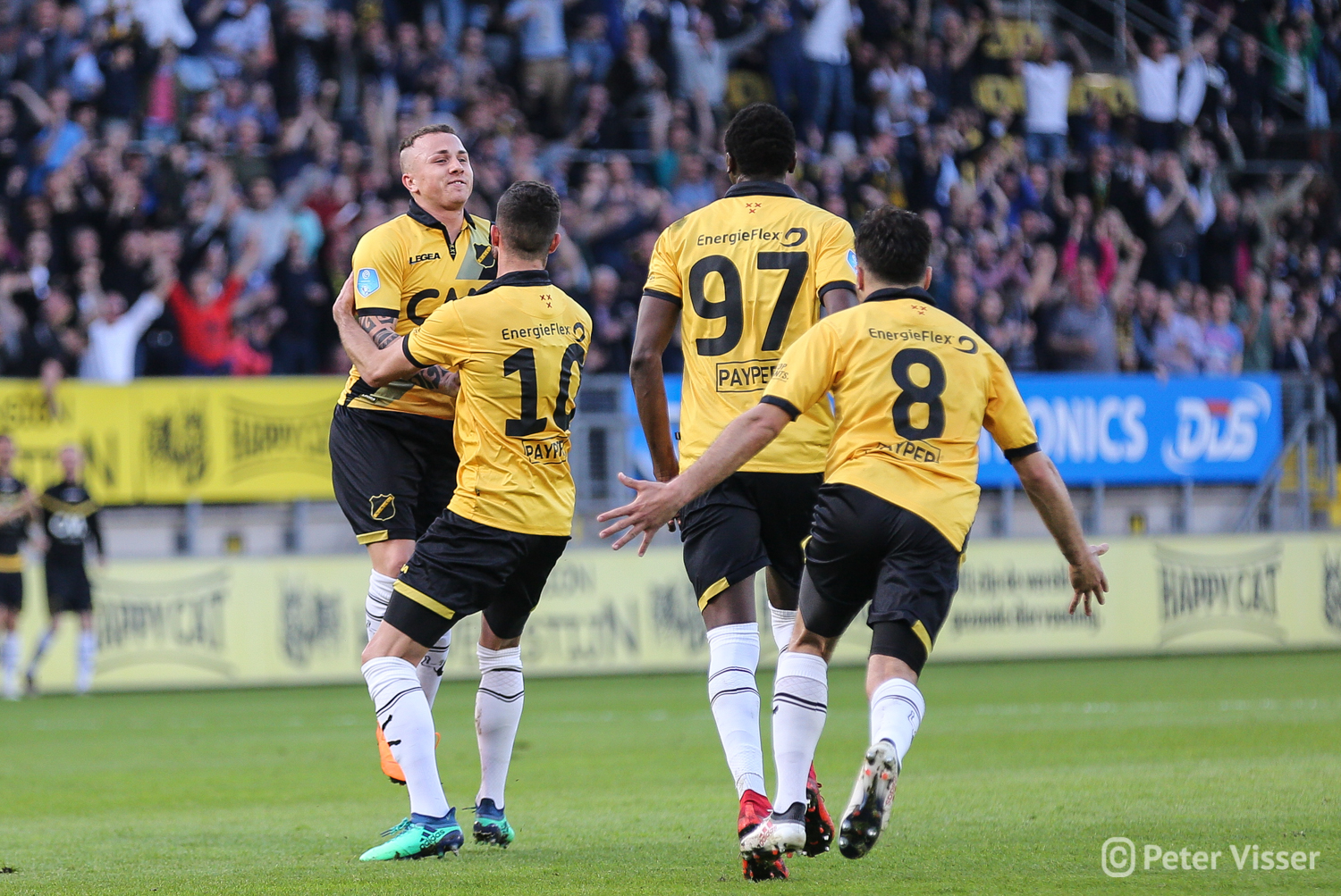 NAC heeft drie belangrijke punten behaald door met 1-0 te winnen van Vitesse. Angelino scoorde in de eerste helft.