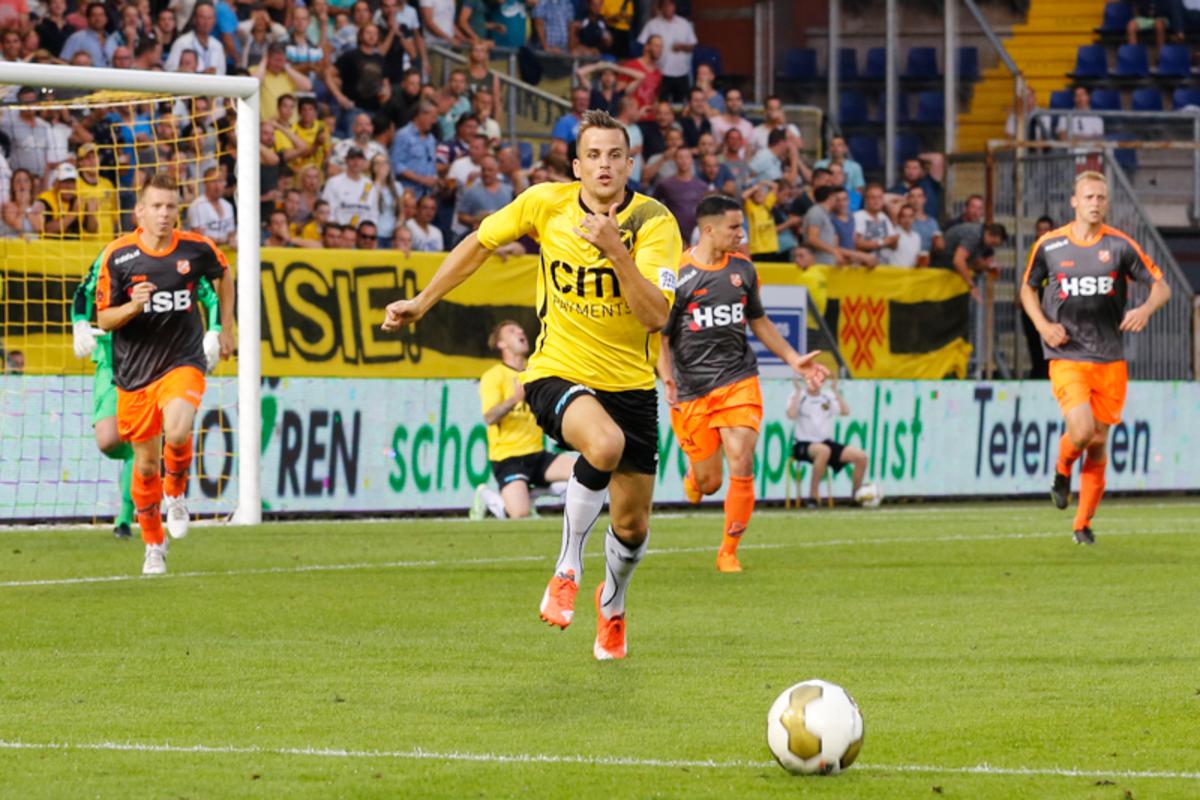NAC gaat in de openingswedstrijd van de Jupiler League kansloos onderuit tegen FC Volendam: 1-4. Een vroege rode kaart (twee keer geel) voor Divine Naah doet NAC de das om.