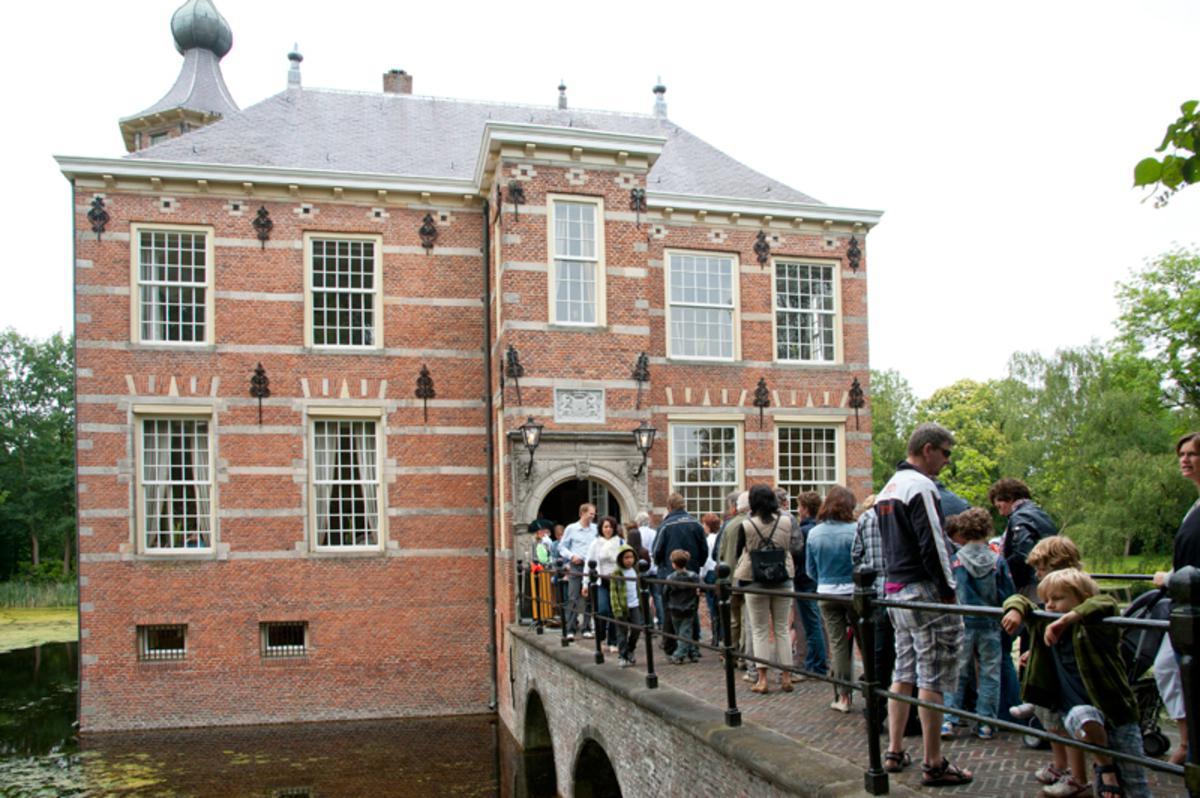 Drukte bij de ingang tijdens de Nassaudag