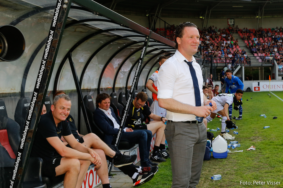 NAC overloopt NEC in Nijmegen. Na de 1-4winst is de eredivisie zeker.