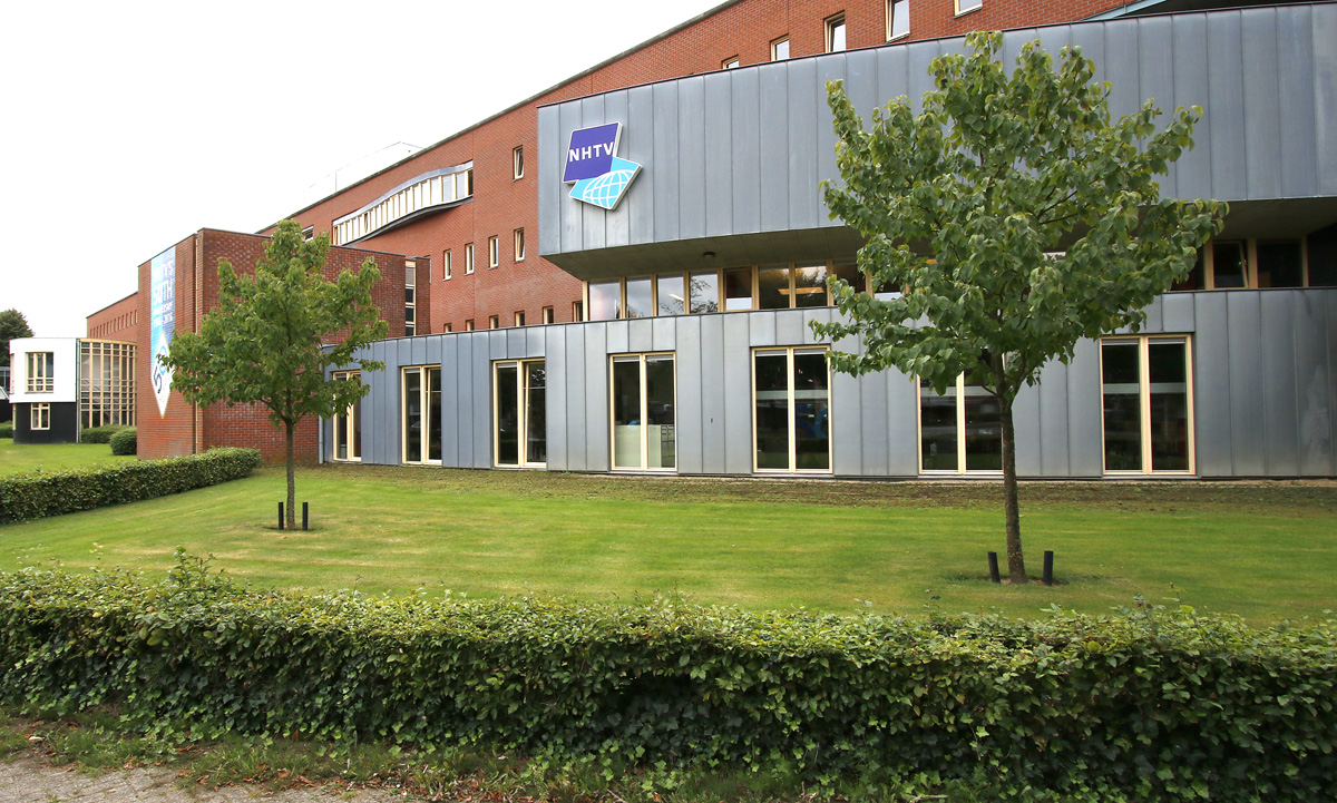 De hoofdvestiging van NHTV aan de Msg Hopmanstraat.