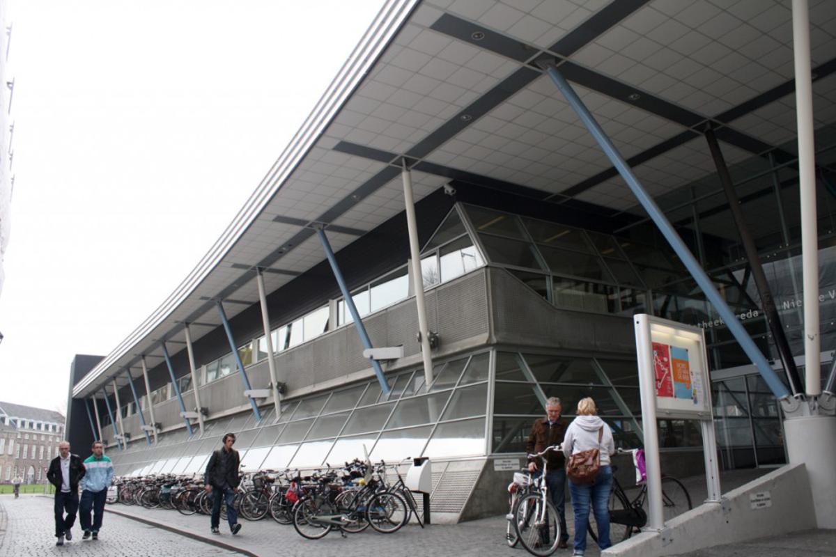 De bibliotheek en de Nieuwe Veste in de Molenstraat. foto Serge Mouthaan