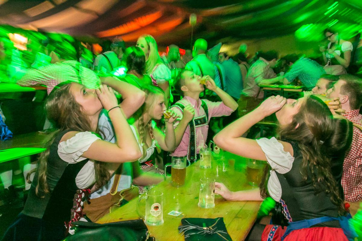 Geheel in stijl: Bier und Bratwurst bij het Oktoberfest in Breda.