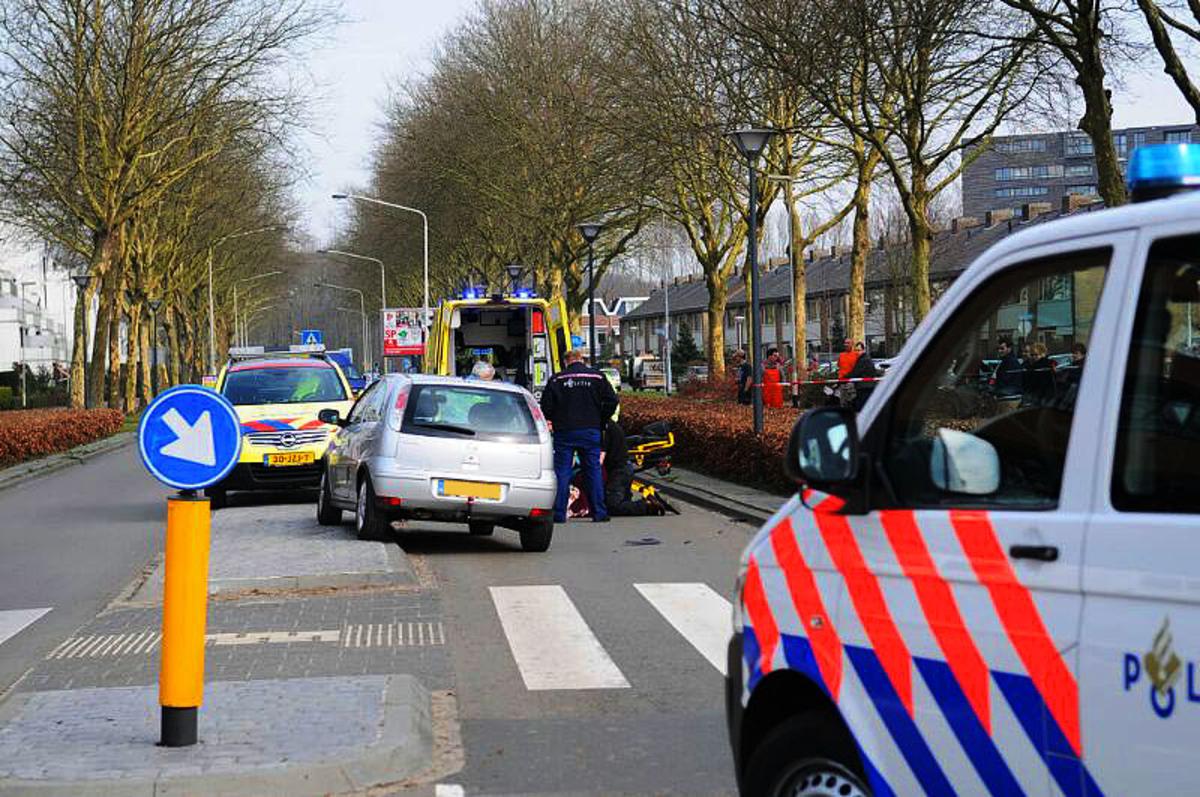 Een vrouw is vrijdagmiddag gewond geraakt op de Zwijnsbergenstraat. foto Tom van der Put/SQ Vision