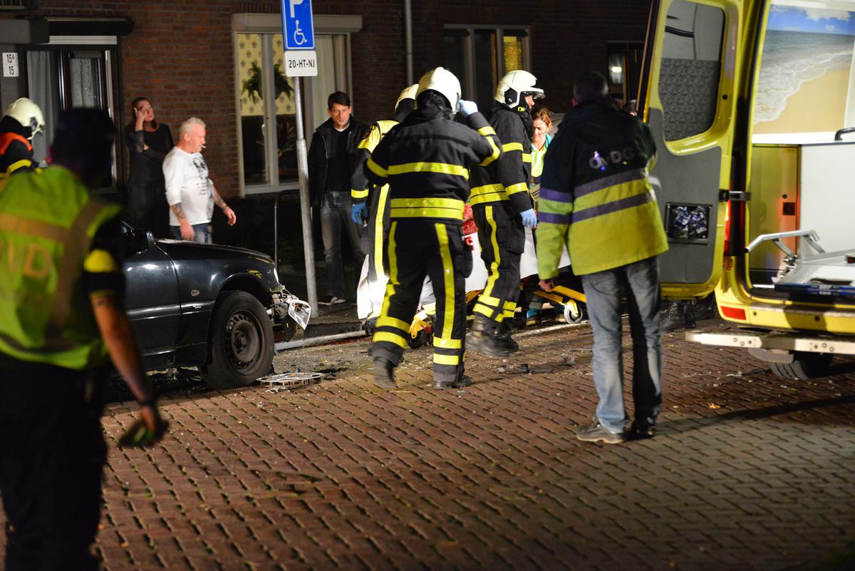 Bij een ontploffing in een auto aan het Thorbeckeplein is een persoon gewond geraakt.