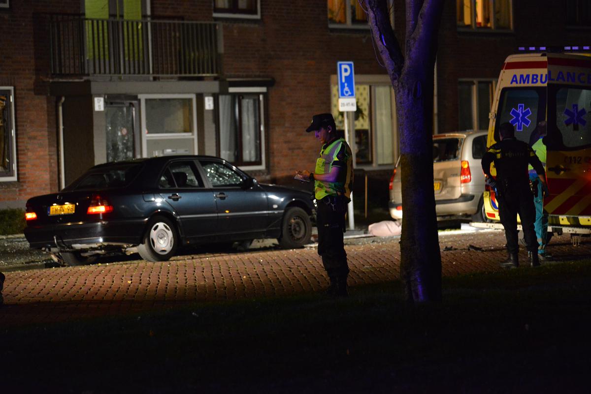 Bij een ontploffing in een auto aan het Thorbeckeplein is een persoon gewond geraakt.