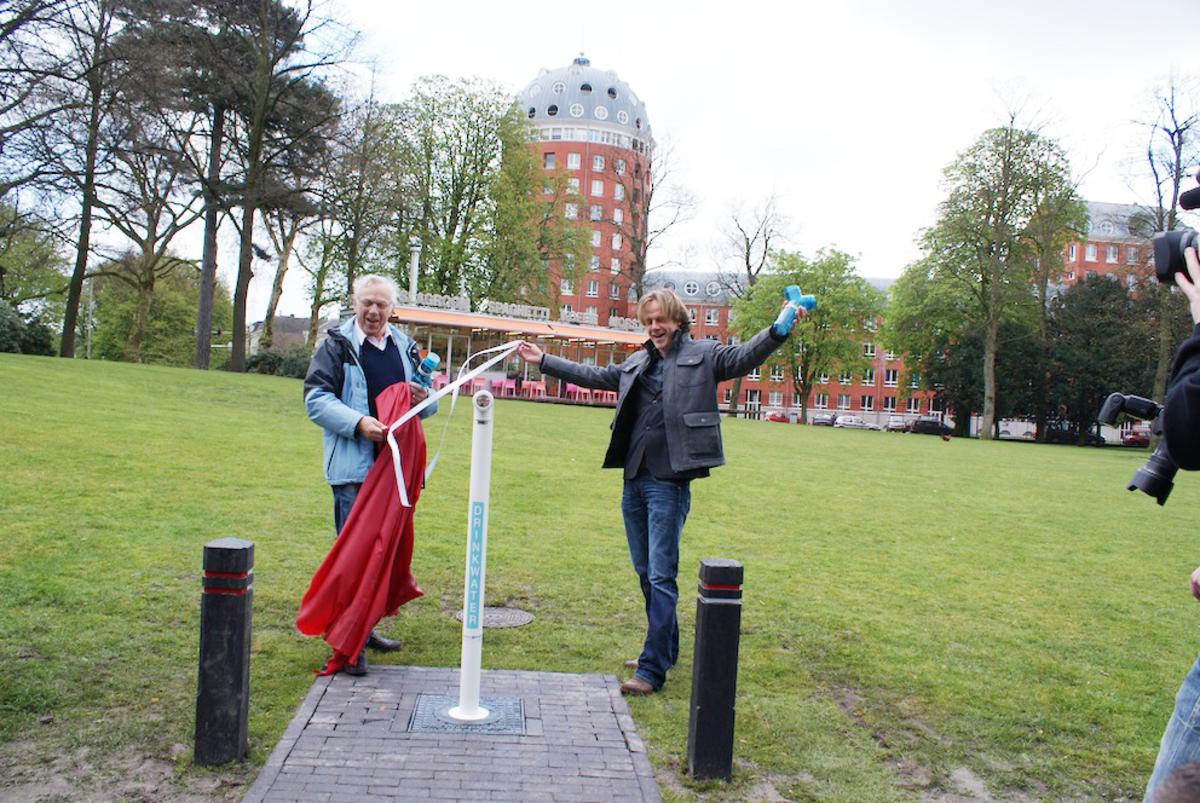 Wethouder Wilbert Willems en aanvrager Ray Meur bij de opening van het watertappunt in het Valkenberg. foto Lian de Rooij