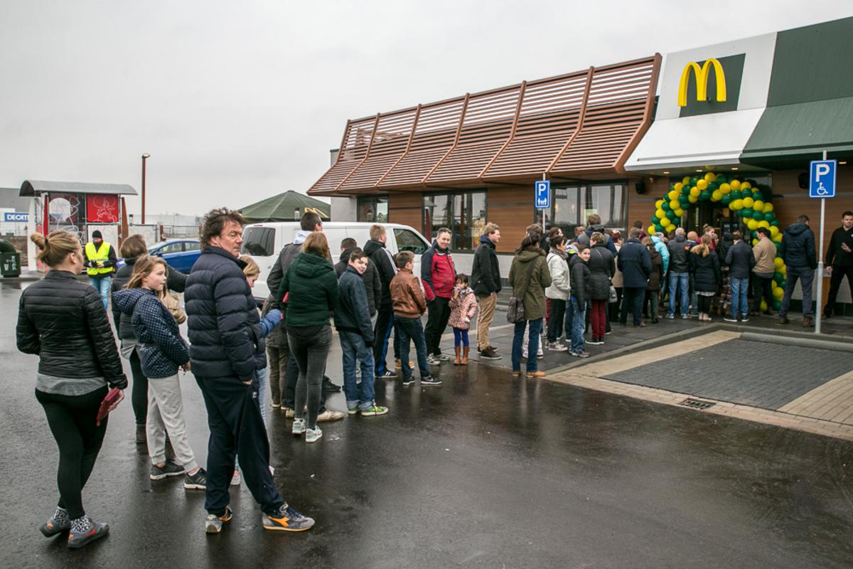 Drukte bij de eerste dag van McDonald's Breeberg,
