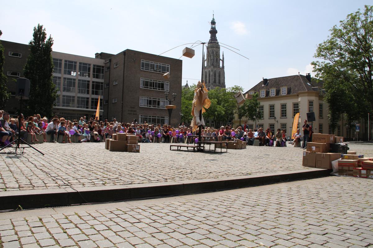 De opening van het Stiltefestival op het Kasteelplein met Compagnie Une de Plus en de voorstelling Trois.