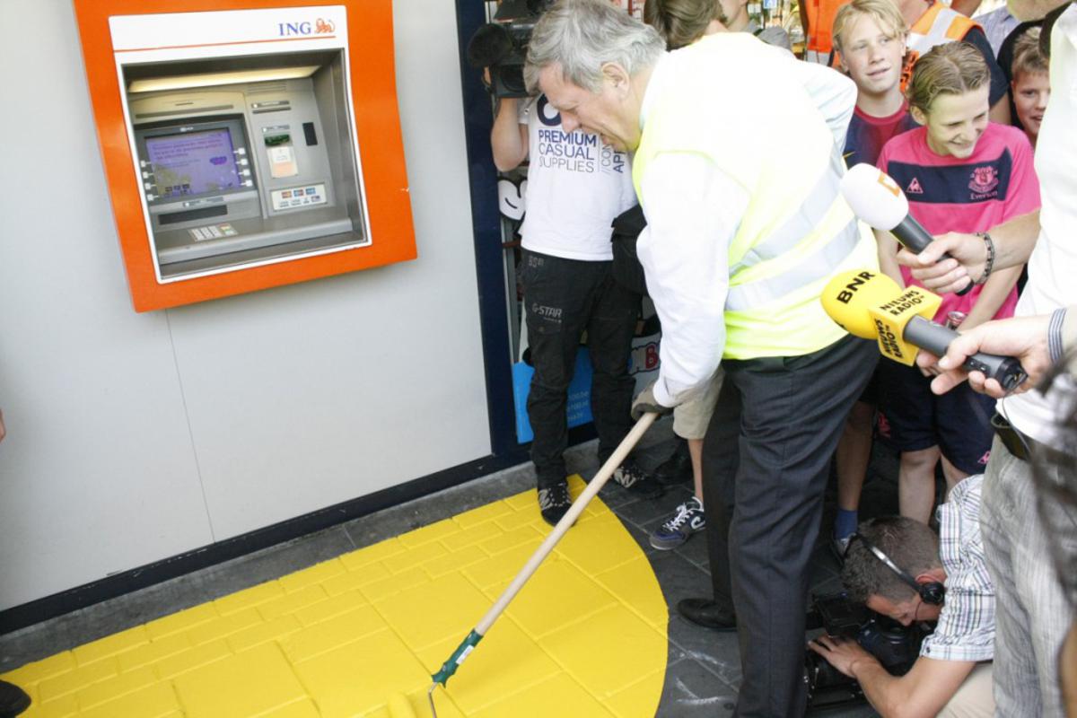 Minister Opstelten Schildert een Safety Spot. foto Serge Mouthaan.