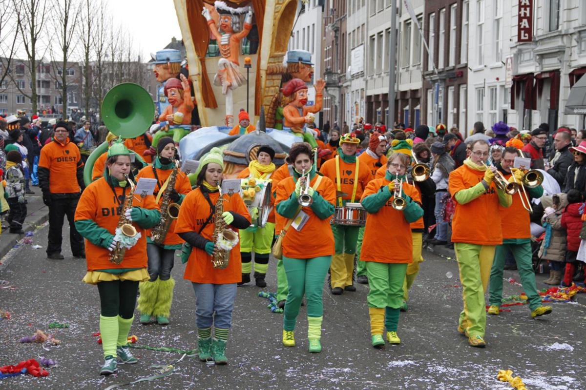 De optocht door het centrum van Breda. Snijdend koud, maar hartverwarmend mooi. foto Wijnand Nijs