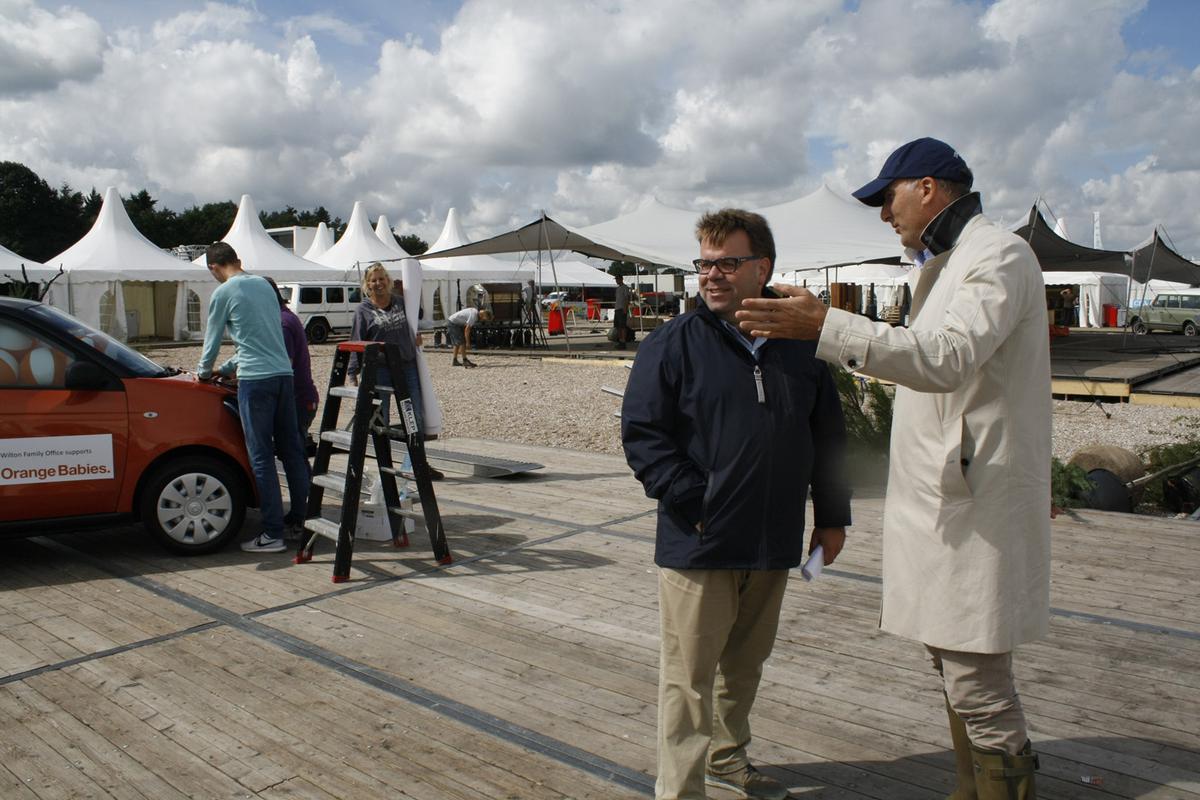 Voorzitter Cees Meeuwis en organisator John de Vos op inspectieronde over het terrein van Outdoor Brabant.