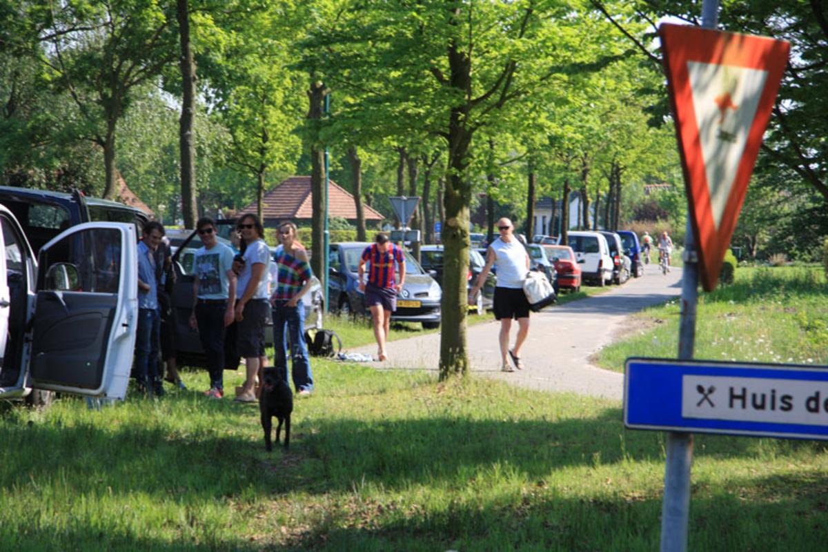 De wegen rond de Galderse Meren zijn afgesloten door de enorme toeloop van recreanten. foto Erik Eggens