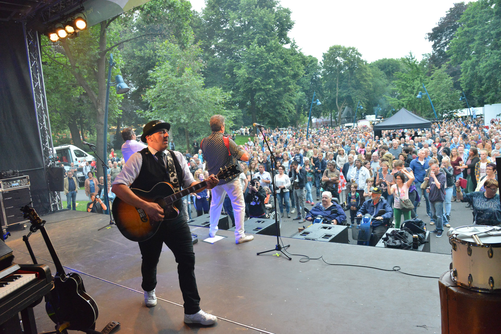 Pater Moeskroen bij dinsdag 11 juli het spits af tijdens Palm Parkies 2017. Ondanks de slechte weersvoorspellingen was het volle bak.