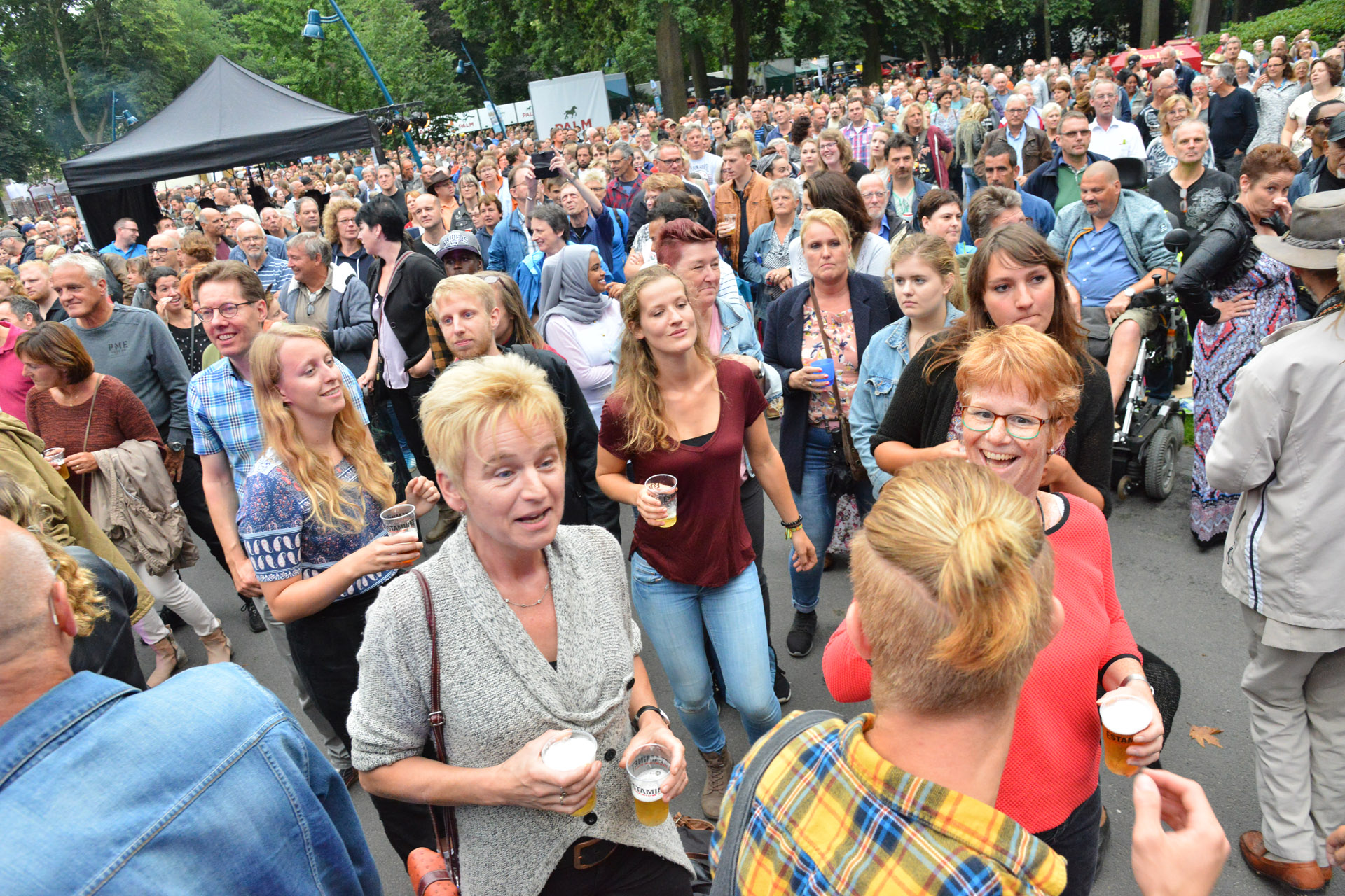 Pater Moeskroen bij dinsdag 11 juli het spits af tijdens Palm Parkies 2017. Ondanks de slechte weersvoorspellingen was het volle bak.