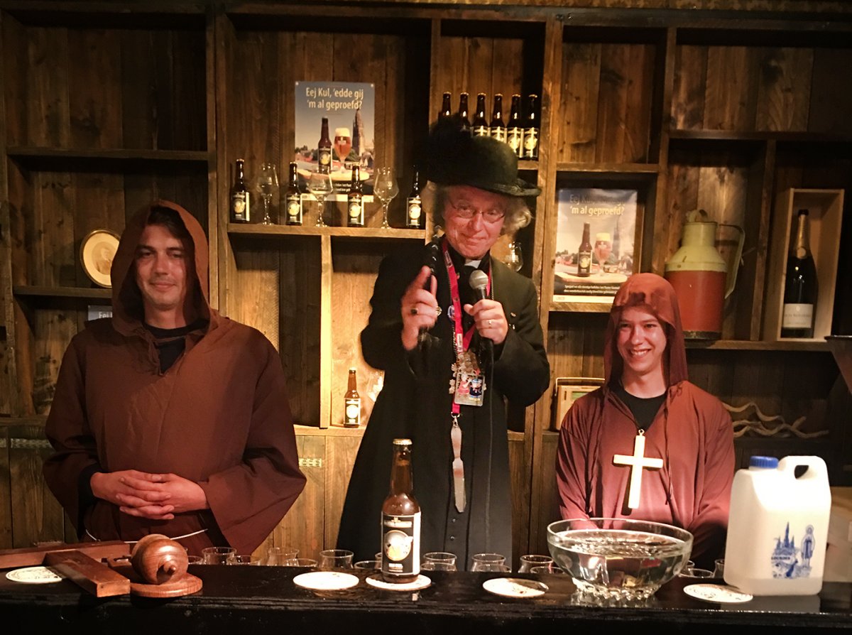 Diaken Rob van Uden zegent het bier Eej kul.
