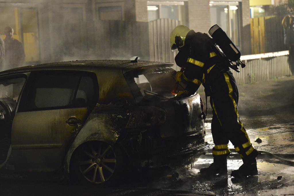 Een VW Golf aan de Olmenbroek is volledig uitgebrand.