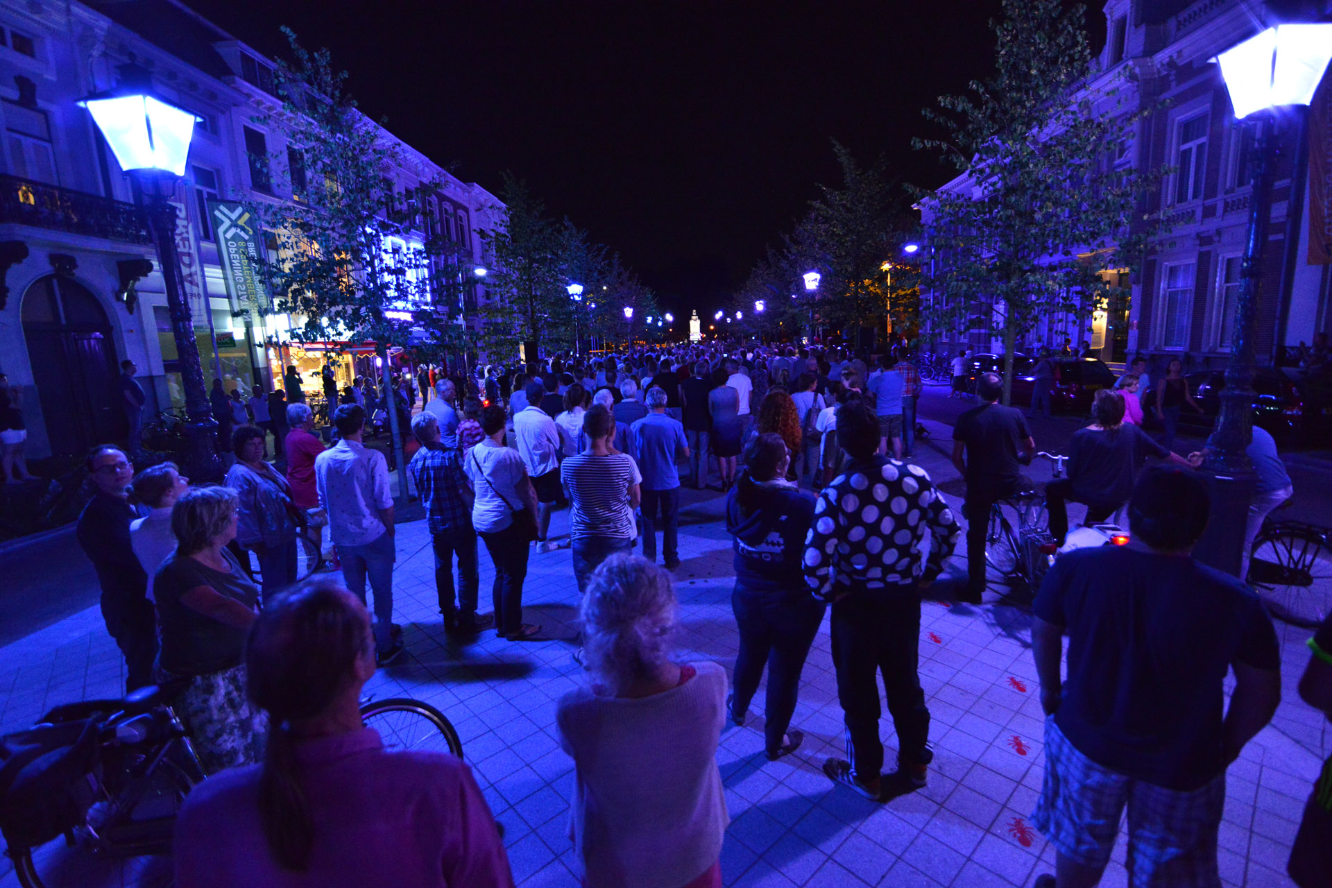 De verlichting van de Willemstraat en het monument in het Valkenberg is woensdagavond officieel in gebruik genomen.