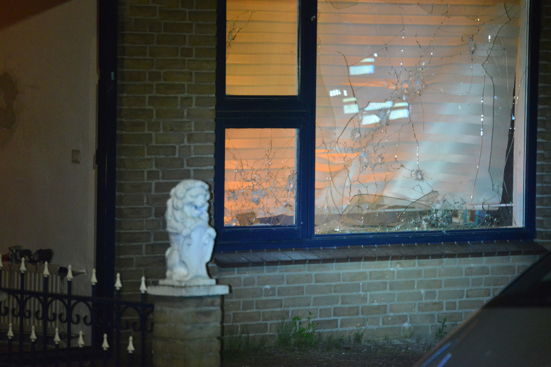 Met een explosief is maandagmorgen rond 3.30 uur veel schade aangericht bij een woning aan de Elzenbroek.