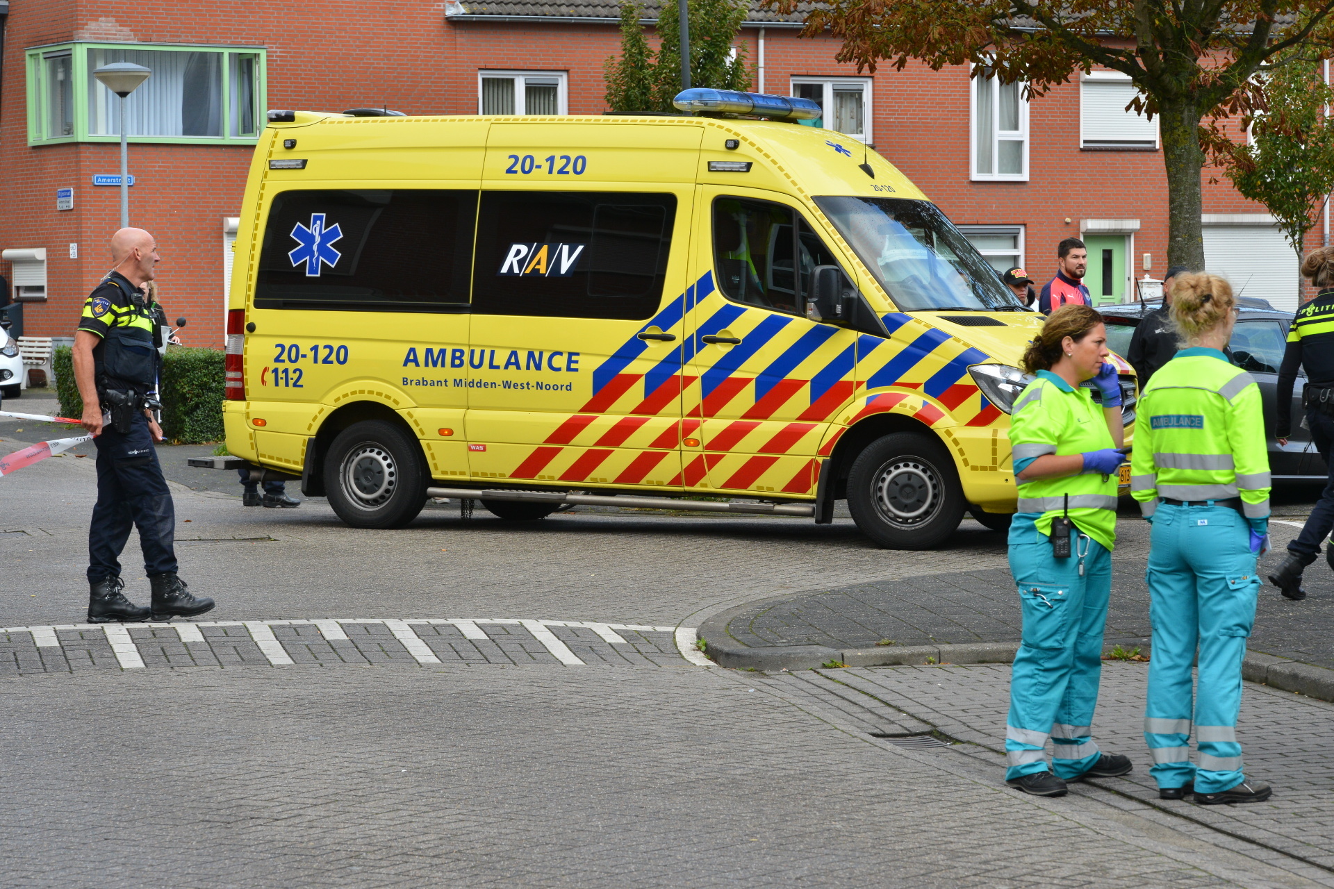 Hulpdiensten in de Merwedestraat na een steekincident op straat. Een vrouw raakte zwaargewond.