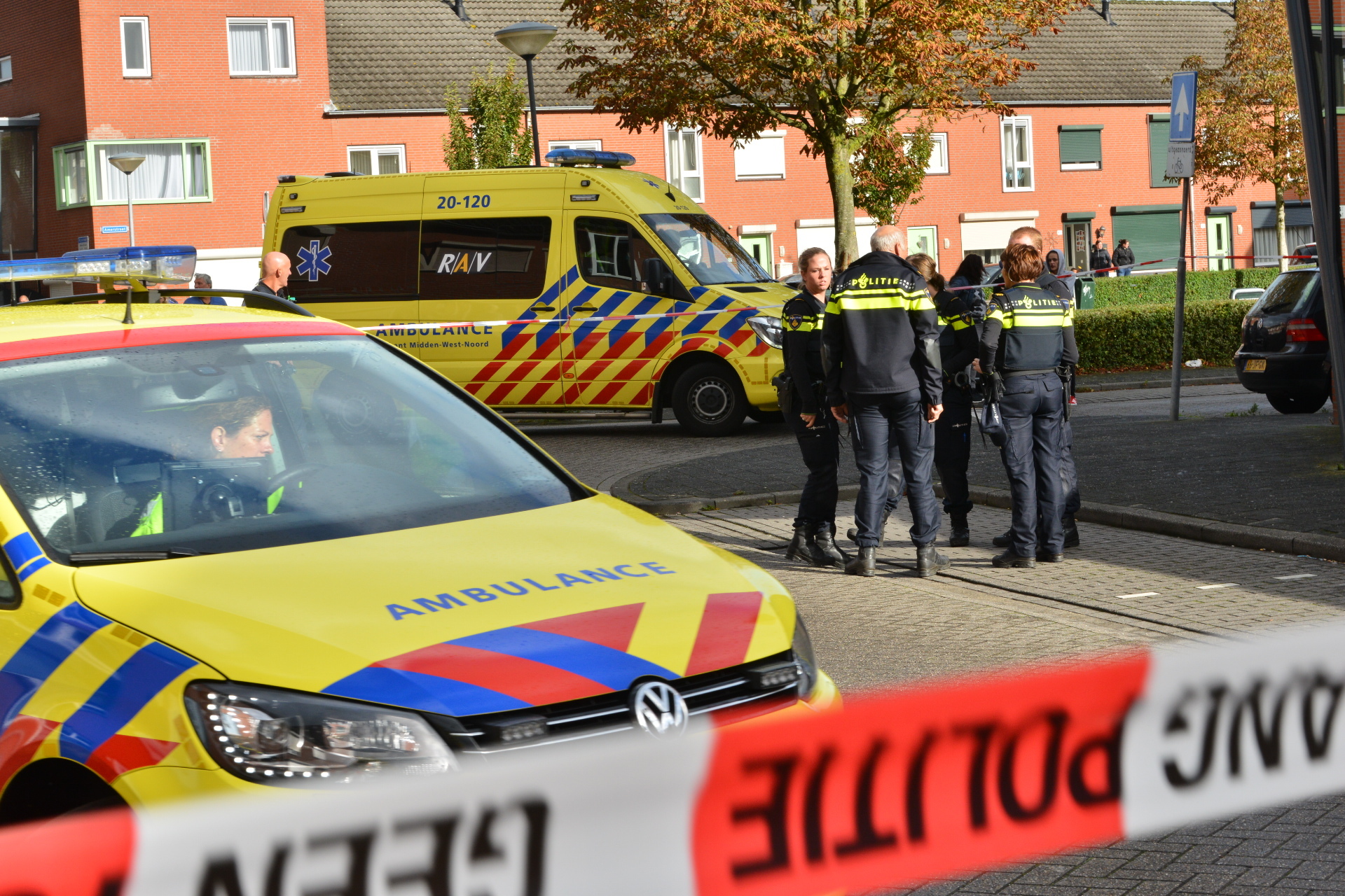 Hulpdiensten in de Merwedestraat na een steekincident op straat. Een vrouw raakte zwaargewond.