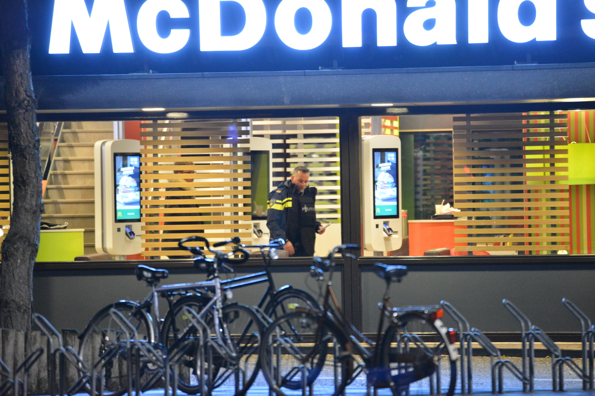 Een man met een vuurwapen heeft de McDonald's aan de Veldsteen overvallen op zondag 12 november.