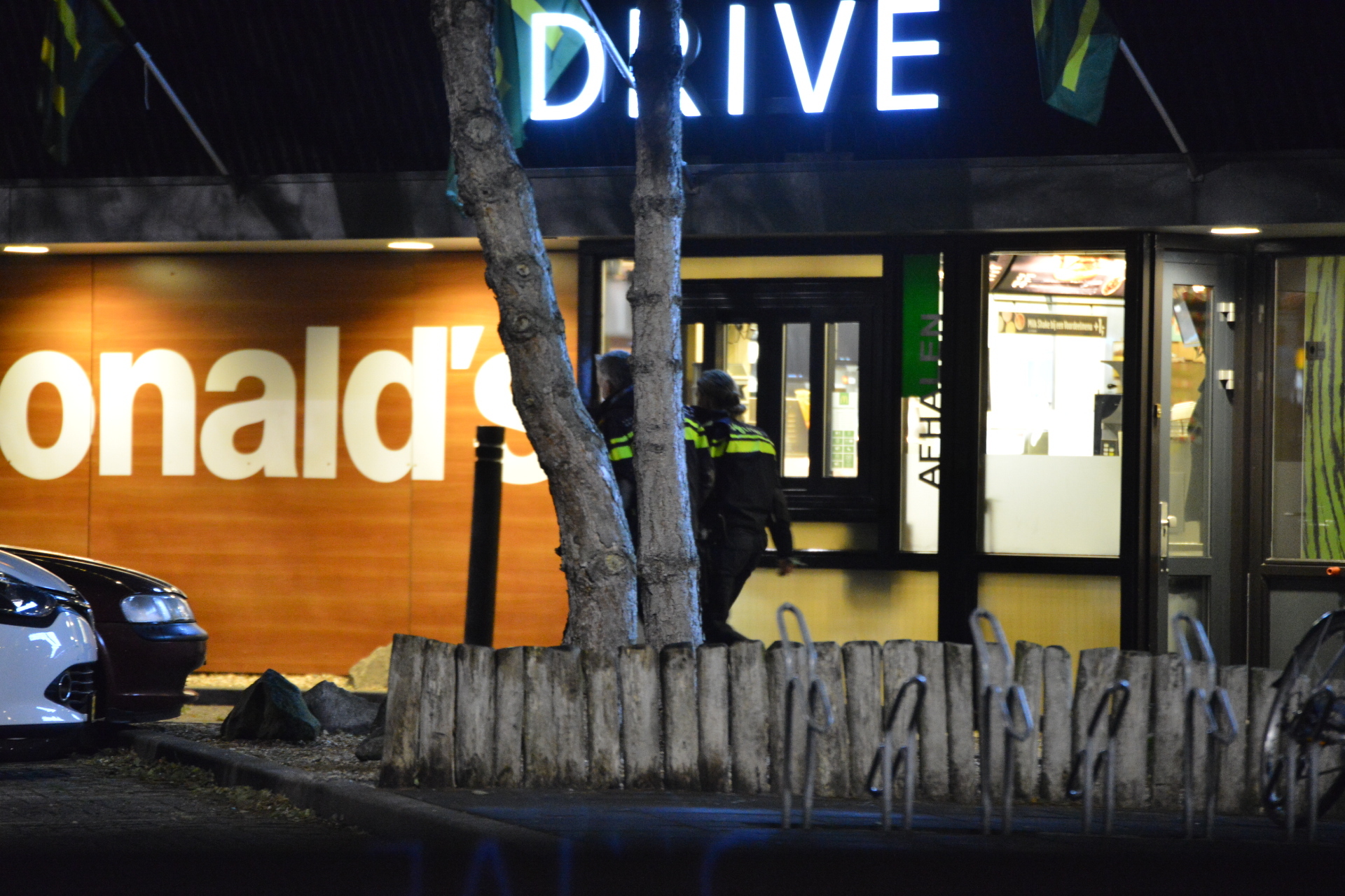 Een man met een vuurwapen heeft de McDonald's aan de Veldsteen overvallen op zondag 12 november.