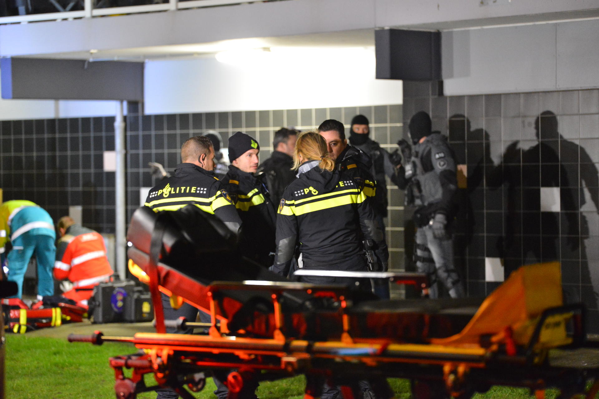Een arrestatieteam is dinsdagmorgen 9 januari een flat aan de Roeselarestraat binnengevallen. Twee verdachten probeerden te vluchten, ze raakten daarbij gewond.