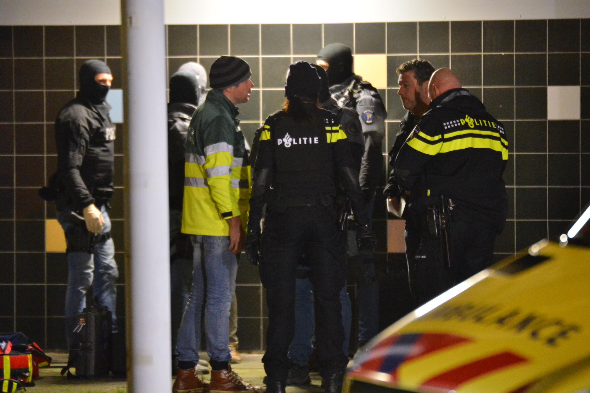 Een arrestatieteam is dinsdagmorgen 9 januari een flat aan de Roeselarestraat binnengevallen. Twee verdachten probeerden te vluchten, ze raakten daarbij gewond.