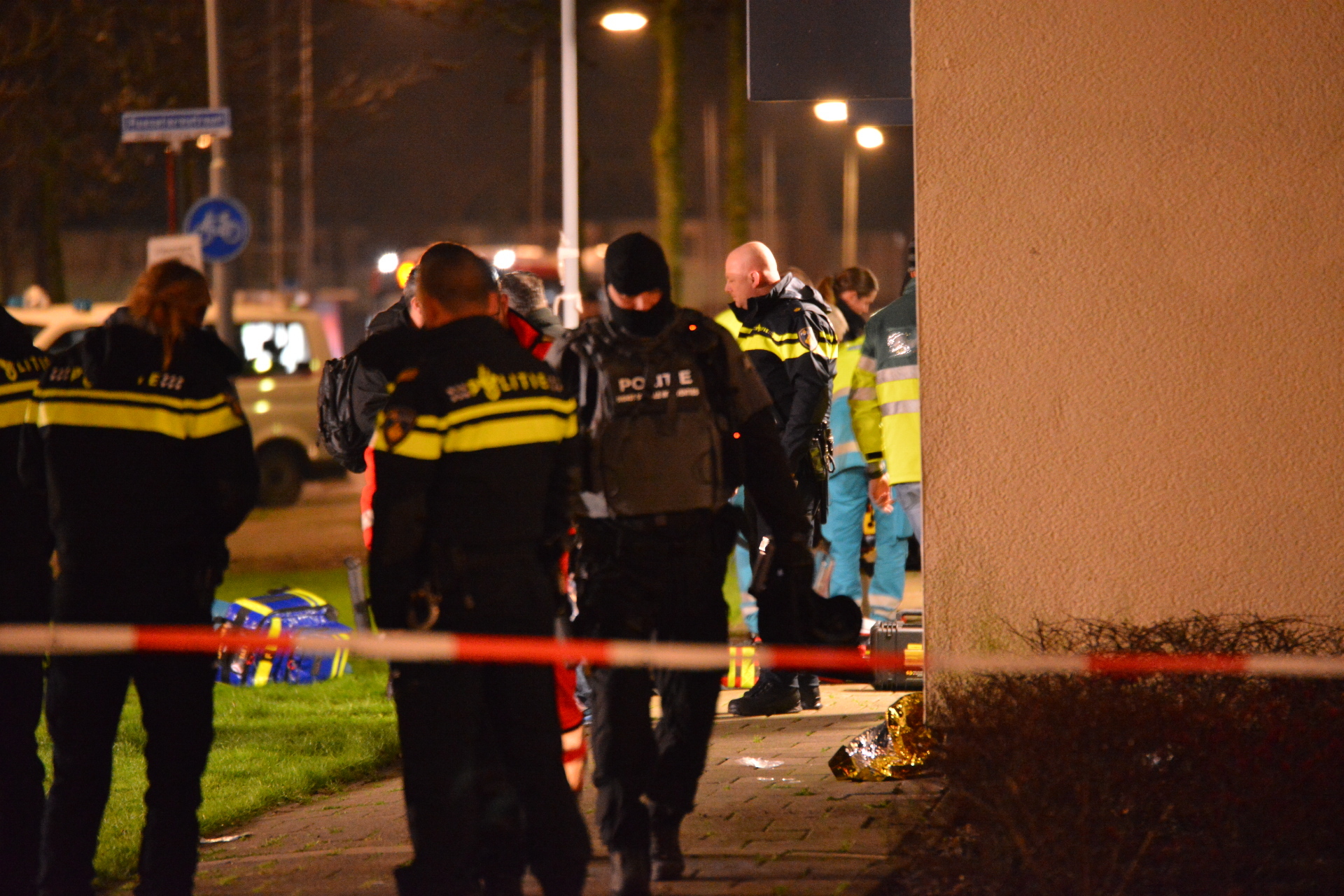Een arrestatieteam is dinsdagmorgen 9 januari een flat aan de Roeselarestraat binnengevallen. Twee verdachten probeerden te vluchten, ze raakten daarbij gewond.