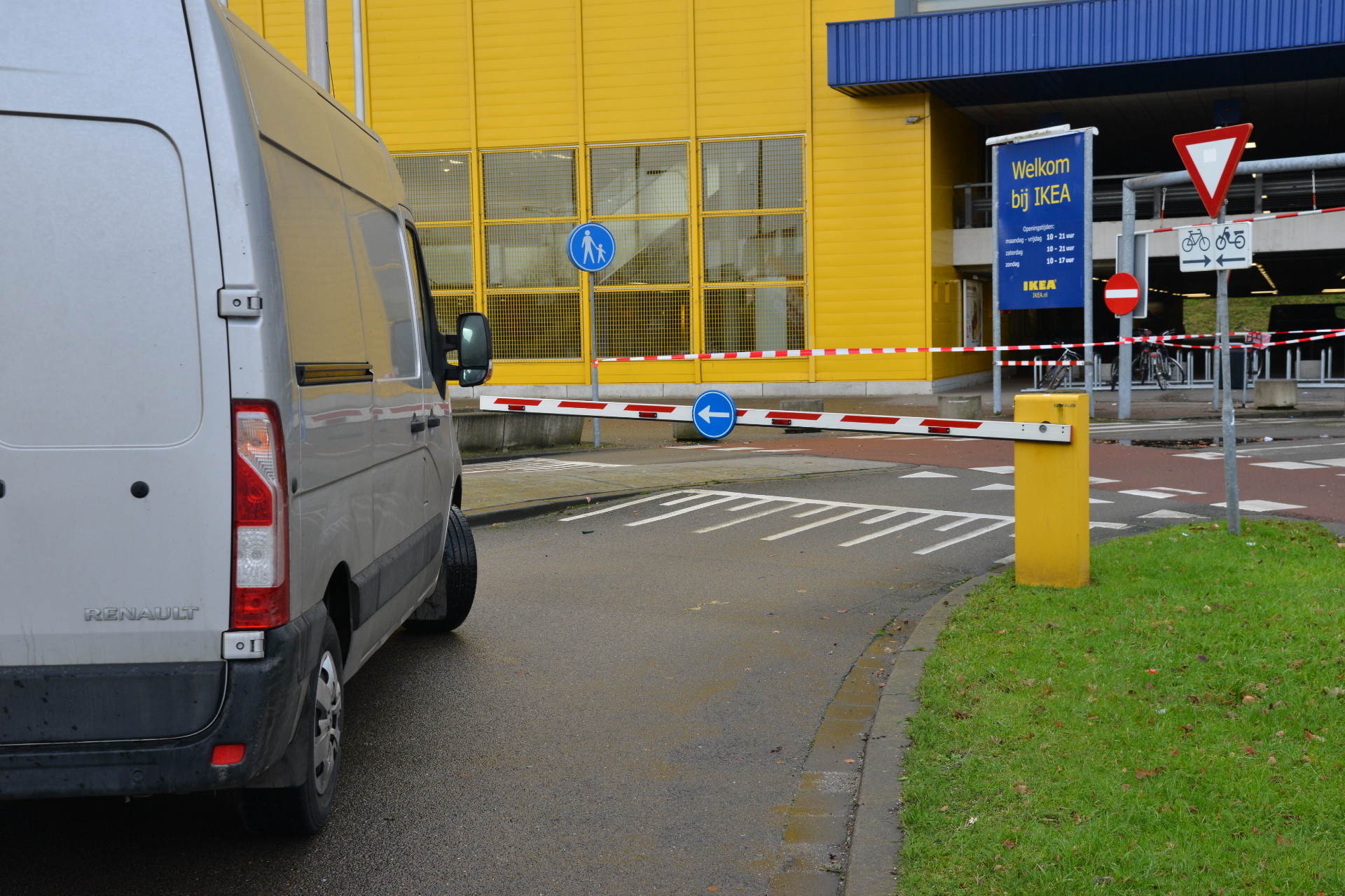 Stormschade bij Ikea, donderdag 18 januari 2018.