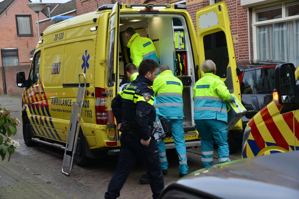 Gewonde man Van Duijvenvoordestraat.