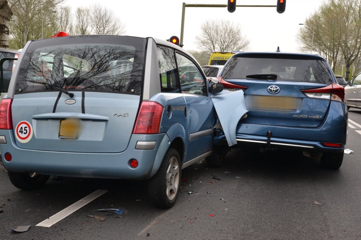 45 kilometer wagentje knalt op auto bij Emerparklaan in Breda