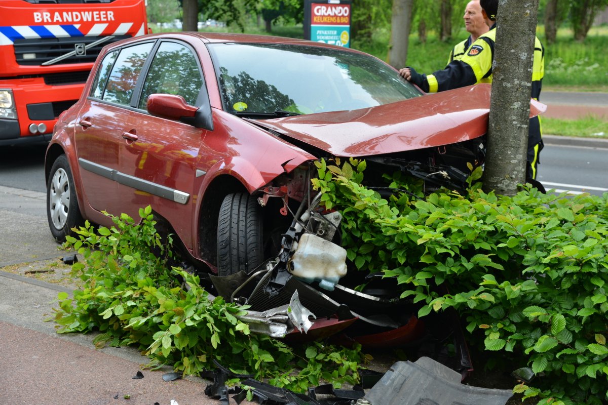 Auto total loss na botsing op Markendaalseweg