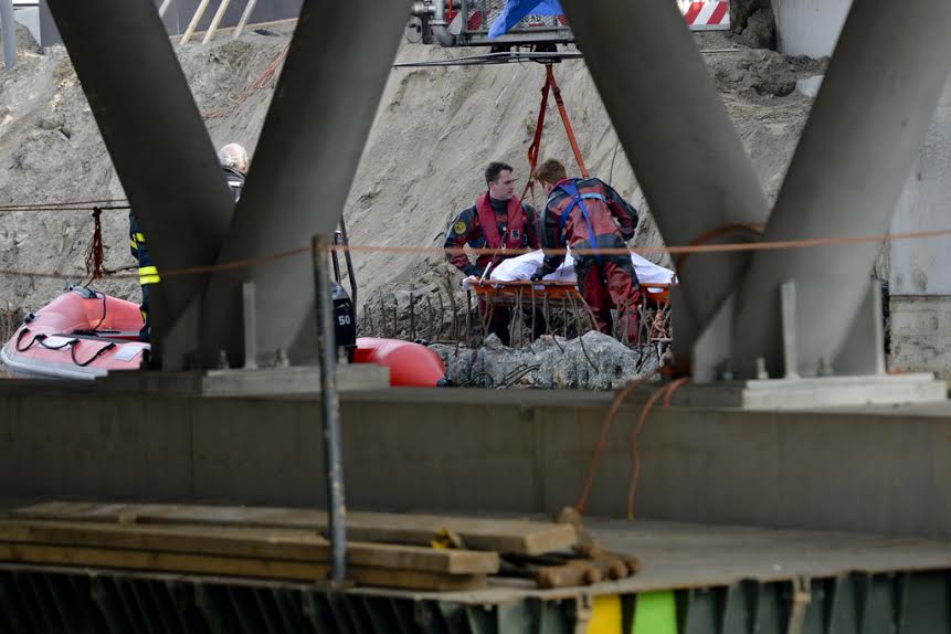 Het stoffelijk overschot werd vrijdagochtend rond halfelf van het talud langs de kade getakeld. foto Perry Roovers/SQ Vision