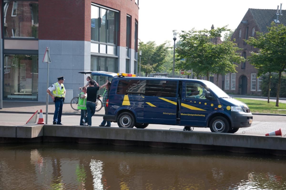 Belastingdienst en politie controleerden auto's en scooters in het centrum van Breda. foto Perry Roovers