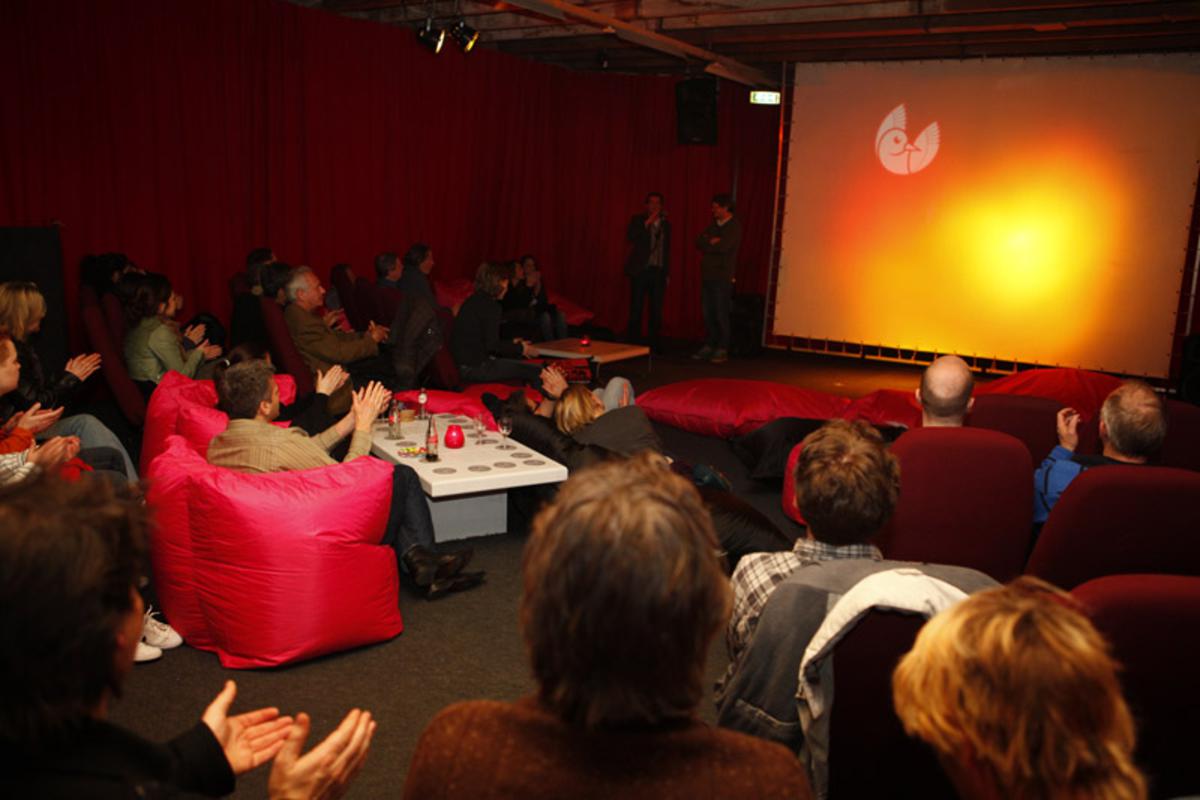 Knus naar de film tijdens de pre-opening van het Filmfestival. foto Filmfestival Breda