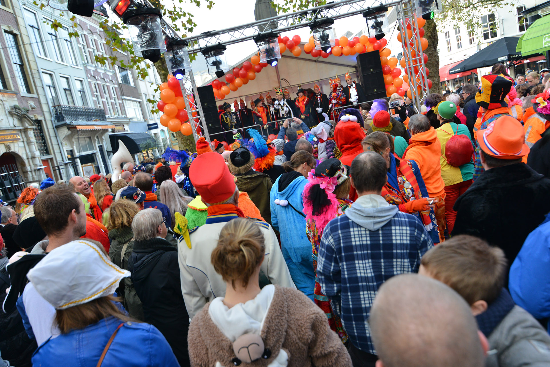 De elfde van de elfde op de Grote Markt. Prins Daan presenteert zich aan 't Kielegat.