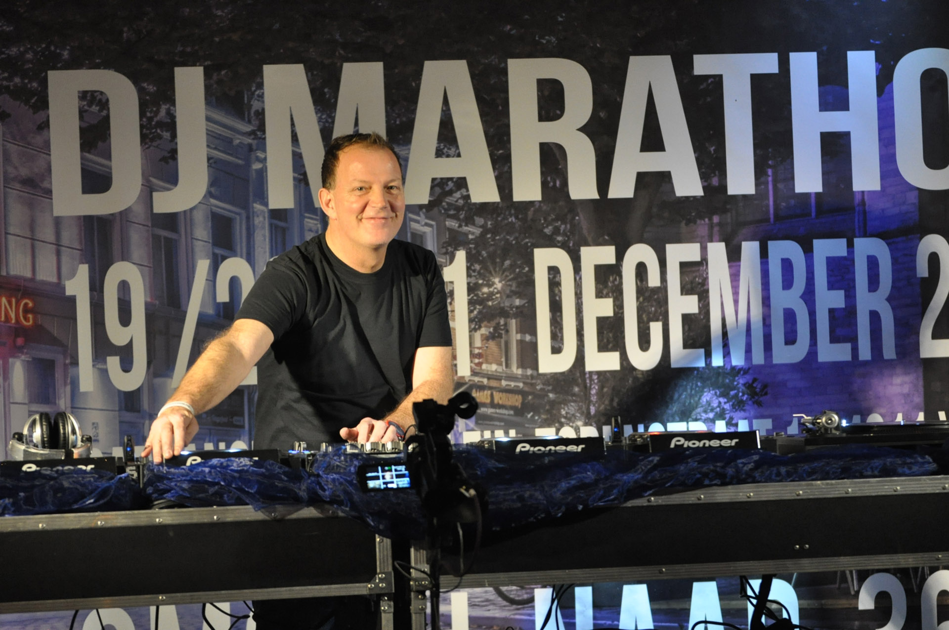 Dave Hipke bij start DJ Marathon 2016 in Kerkplein ter gelegenheid van Serious Request.
