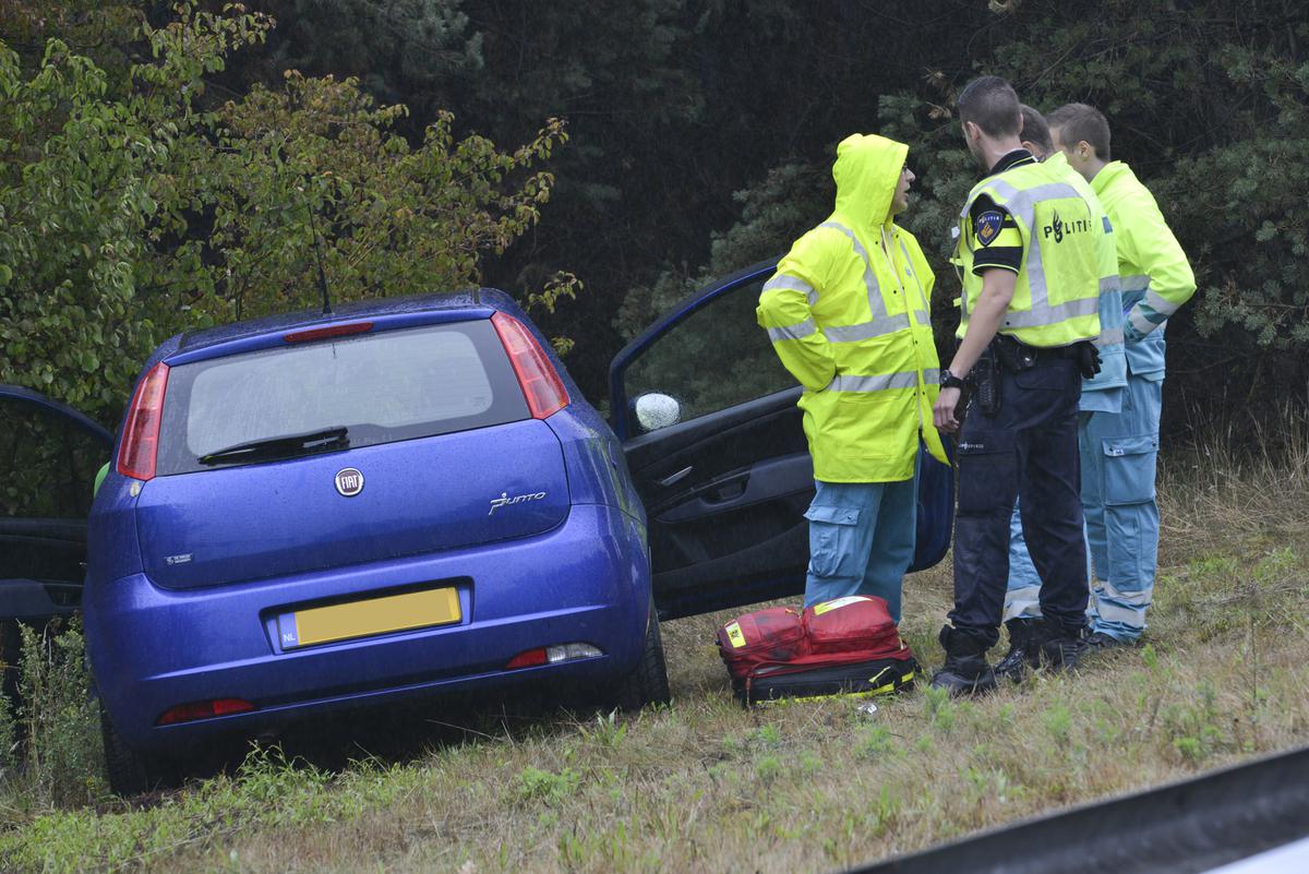 Een vrouw is met haar auto uit de bocht gevlogen in de beruchte bocht van A16 naar A58.