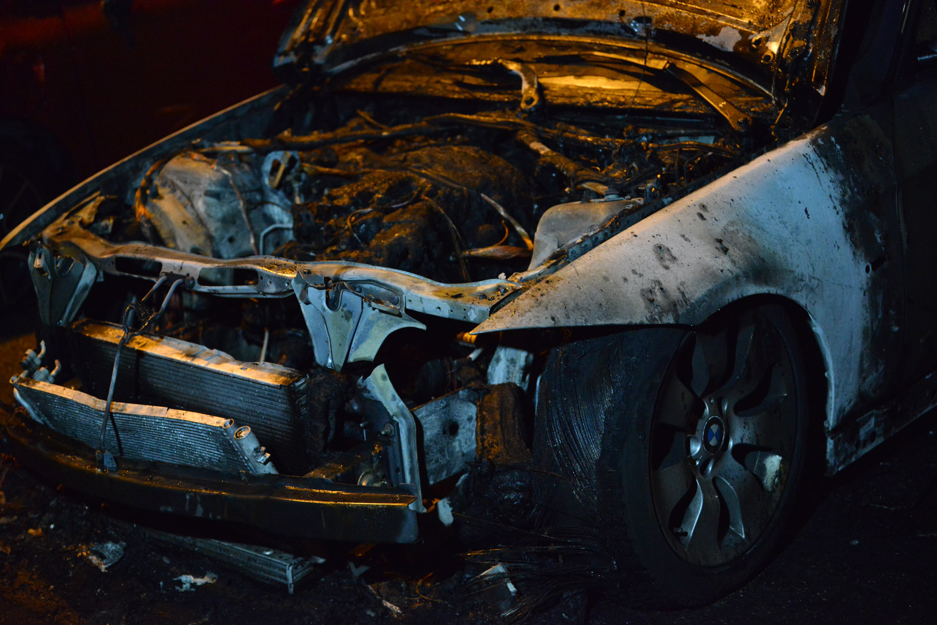 Vier auto's zijn zwaar beschadigd geraakt door een brandende BMW in de Brusselstraat.